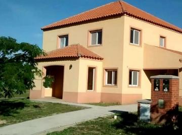 Casa · 216m² · 4 Ambientes · 2 Cocheras · Viví Pilar: Casa con Pileta, Galería y Espacios Ideales Para Disfrutar