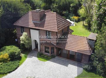 Casa · 210m² · 4 Ambientes · 6 Cocheras · Casa en Venta 4 Ambientes con Pileta en La Tradicion