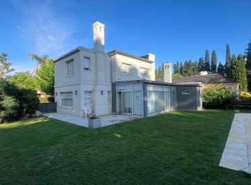 Casa · 180m² · 5 Ambientes · 4 Cocheras · Excelente Casa en Barrio Privado Loma Verde con Excelente Precio, 3 Dorm. y 3 Baños