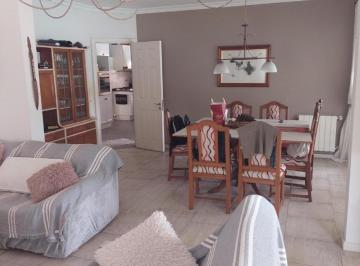Casa · 226m² · 6 Ambientes · 2 Cocheras · Casa 6 Amb, Jardín, Piscina Apto Credito Los Jazmines