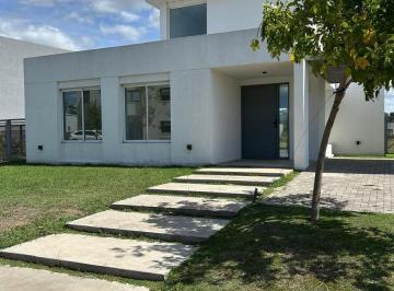 Casa · 558m² · 4 Ambientes · 4 Cocheras · Espectacular Casa a Estrenar en El Barrio Santa Lucia, Pilar del Estea