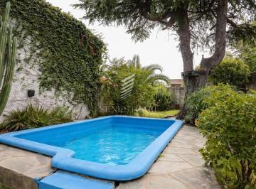 Casa · 81m² · 4 Ambientes · 1 Cochera · Casa Chalet en Venta en Castelar, Morón, G. B. a. Zona Oeste