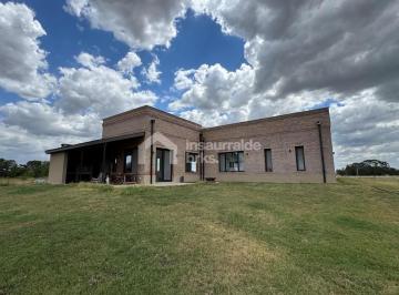 Casa · 225m² · 3 Ambientes · 1 Cochera · Venta Chacra con Casa y Galpón a Estrenar en El Chajá, 3 Ha de Terreno