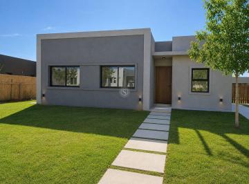 Casa · 175m² · 4 Ambientes · 3 Cocheras · Casa en Venta en Barrion Santa Lucia, Pilar del Este, Pilar