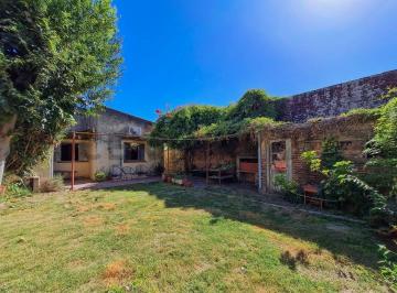 Casa · 105m² · 4 Ambientes · 1 Cochera · Casa en Venta de 2 Dorm. con Parque y Cochera en La Plata
