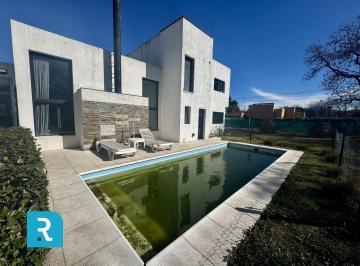Casa · 290m² · 8 Ambientes · 2 Cocheras · Casa en Villa Allende Golf - 3 Dorm. - Apta Credito