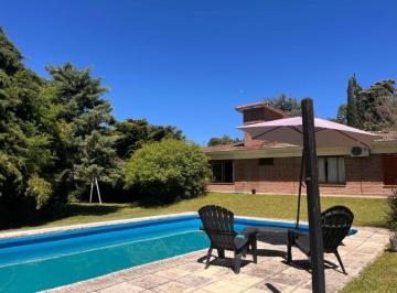 Casa · 200m² · 4 Ambientes · 3 Cocheras · Casa Chalet en Venta en Rio Ceballos - 3 Dorm.