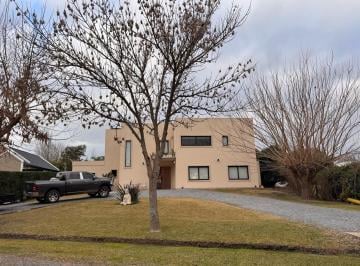 Casa · 127m² · 5 Ambientes · 4 Cocheras · Soñada Residencia en Pilar Barrio Altos de Manzanares