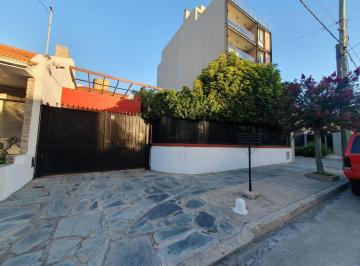 Casa · 200m² · 5 Ambientes · 2 Cocheras · Casa de 5 Ambientes con Cochera y Pileta - Arenales y Roca