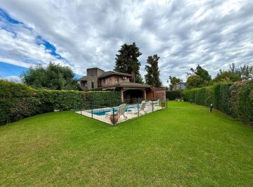 Casa · 650m² · 5 Ambientes · 4 Cocheras · Casa en Venta - 5 Ambientes - Miraflores Country Club - Lote de 650 m²