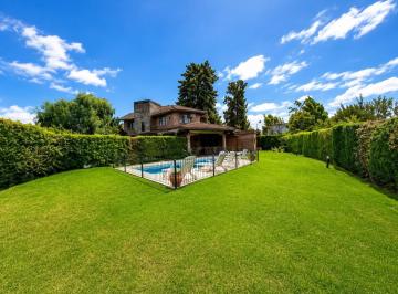 Casa · 650m² · 5 Ambientes · 4 Cocheras · Casa en Venta - 5 Ambientes - Miraflores Country Club - Lote de 650 m²