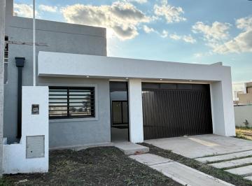Casa · 126m² · 4 Ambientes · 2 Cocheras · Casa a Estrenar - de Categoria - Piscina