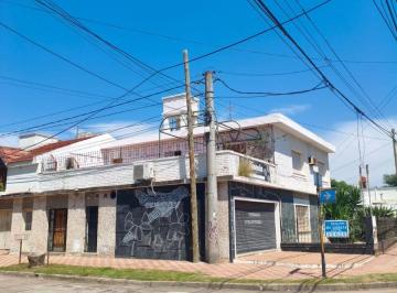 Casa de 6 ambientes, Córdoba · Casa en Esquina con Renta – 3 Unidades + Local – Barrio Jardín