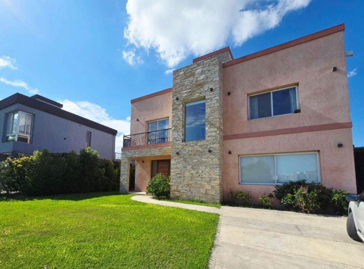 Casa · 269m² · 5 Ambientes · 2 Cocheras