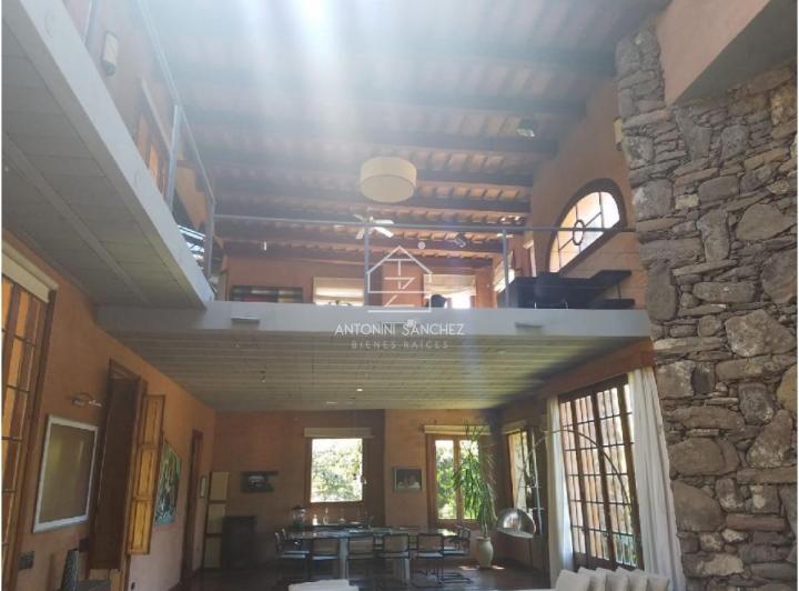 Casa · 2000m² · 6 Ambientes · 1 Cochera