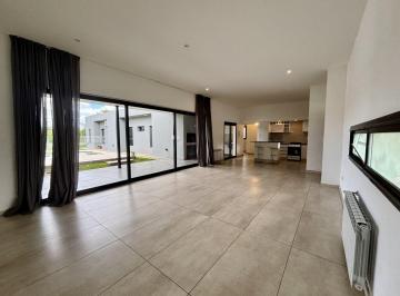 Casa · 240m² · 4 Ambientes · 2 Cocheras · Casa con 3 Dorm. y 1500 m² en Venta en La Arbolada