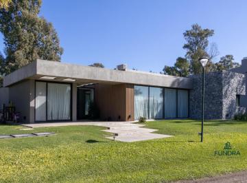 Casa · 196m² · 5 Ambientes · 5 Cocheras · Casa en Venta La Candida Club de Campo