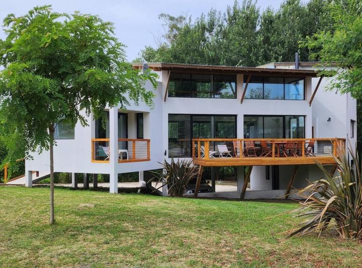 Casa · 210m² · 5 Ambientes · 2 Cocheras