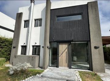 Casa · 330m² · 6 Ambientes · Casa en Venta - 5 Dorm. 4 Baños - Berazategui