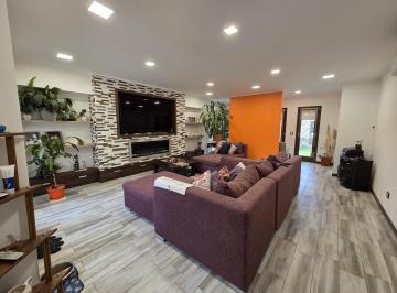 Casa · 218m² · 4 Ambientes · 2 Cocheras · Casa Moderna en Venta en Una Sola Planta