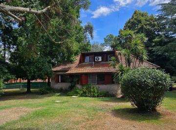 Casa · 142m² · 4 Ambientes · Solida Casa en Venta Sobre Amplio Lote con Variada Arboleda