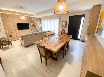 Casa de 5 ambientes, La Plata · Casa en Una Planta, 3 Dorm, Garage y 2 Patios