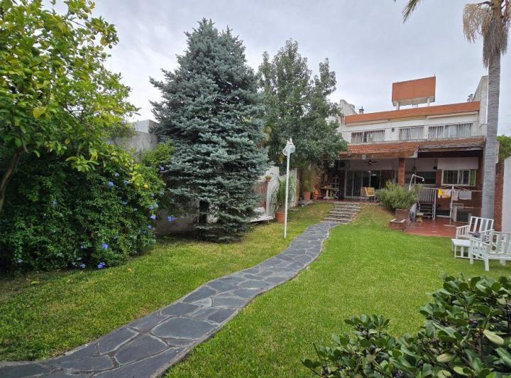 Casa · 333m² · 5 Ambientes · 3 Cocheras