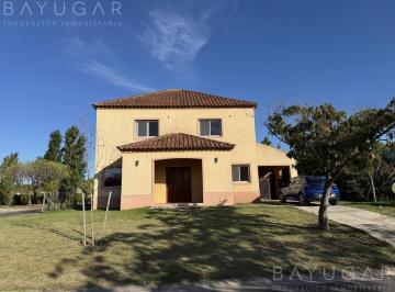 Casa · 216m² · 5 Ambientes · 2 Cocheras · Venta Casa - Barrio Santa Guadalupe - Estilo Colonial