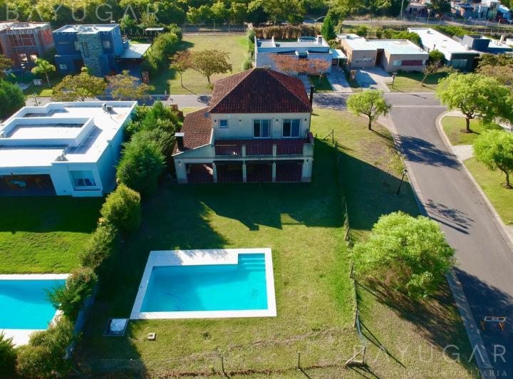 Casa · 216m² · 5 Ambientes · 2 Cocheras