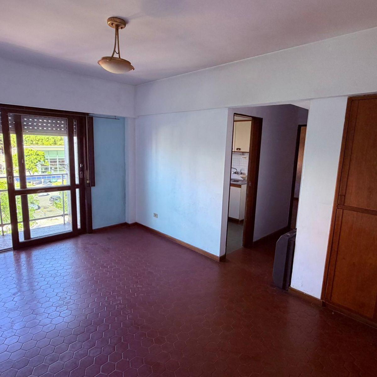 Departamento de dos ambientes, ubicado en un cuarto piso a la calle con balcón