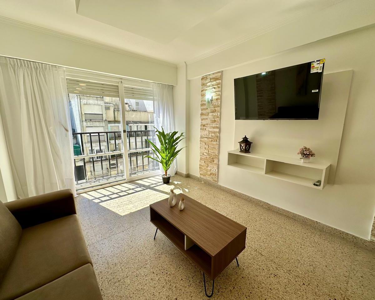 Depto 2 amb, 45m² con balcón francés y vista lateral al mar — Plaza Colón