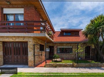 Casa · 233m² · 5 Ambientes · 1 Cochera · Casa en Venta Apta Crédito