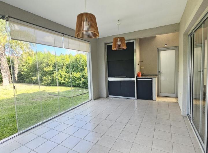 Casa · 200m² · 6 Ambientes · 4 Cocheras