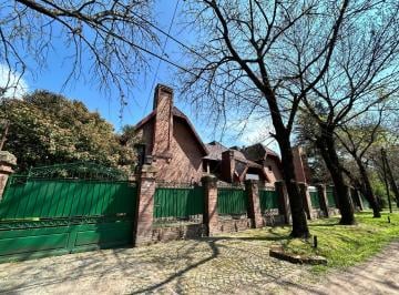 Quinta vacacional · 240m² · 5 Ambientes · 4 Cocheras · Casa - 5 Ambientes con Pileta - Ituzaingo