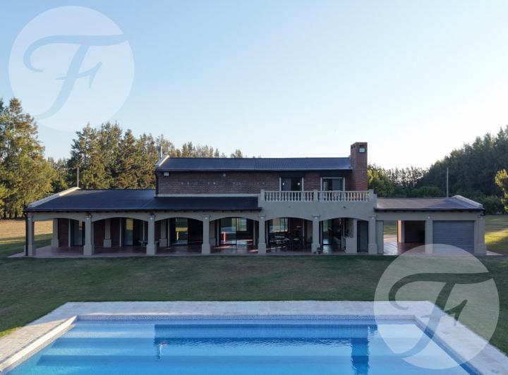 Campo · 230m² · 6 Ambientes · 2 Cocheras