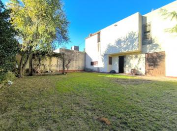 Casa · 167m² · 6 Ambientes · 2 Cocheras · Casa en Venta en Poeta Lugones