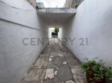 Casa · 50m² · 5 Ambientes · 3 Cocheras · Venta Casa 5 Ambientes con Doble Cochera y Fondo Apto Crédito - Llavallol, Lomas de Zamora