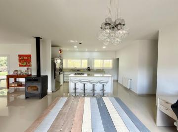 Casa · 236m² · 5 Ambientes · 2 Cocheras · Casa en Venta 5 Ambientes con Cochera, Pileta, Galeria en Comarcas de Lujan. Lujan