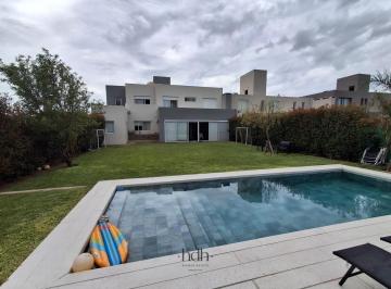 Casa · 290m² · 3 Dormitorios · 2 Cocheras · Casa de Categoría en Venta Siete Soles 3 Dorm. 2 Baños con Pileta