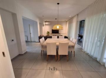 Casa · 290m² · 3 Dormitorios · 2 Cocheras · Casa de Categoría en Venta Siete Soles 3 Dorm. 2 Baños con Pileta