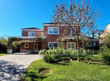Casa · 350m² · 6 Ambientes · 5 Cocheras · Casa en Los Jazmines Pilar del Este