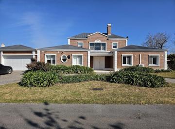 Casa · 330m² · 5 Ambientes · 2 Cocheras · Casa en Los Jazmines Pilar del Este