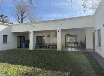 Casa · 298m² · 6 Ambientes · 1 Cochera · Casa en Barrio Cerrado Las Casuarinas en Venta