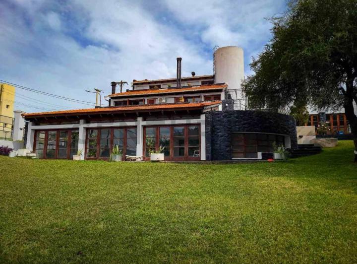 Casa · 564m² · 10 Ambientes · 2 Cocheras
