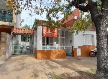 Casa · 60m² · 3 Ambientes · 1 Cochera · Venta - Casa - a Refaccionar - Lanús.