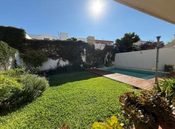 Casa · 190m² · 3 Ambientes · 1 Cochera · ¡Vena! Hermosa Casa en Barrio Urca - 3 Dorm. Cuarto de Servicio ¡Con Escritura!