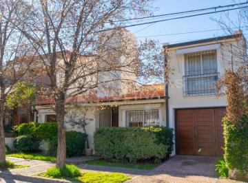 Casa · 190m² · 3 Ambientes · 1 Cochera · ¡Venta! Hermosa Casa en Barrio Urca - 3 Dorm. Cuarto de Servicio ¡Con Escritura!