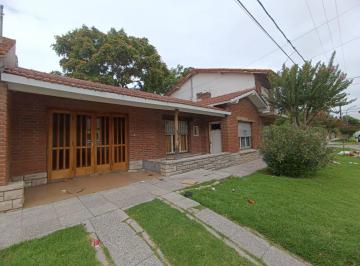 Casa · 203m² · 3 Ambientes · 1 Cochera · Chalet en Lote Propio de Tres Ambientes + Dpto. Dos Ambientes. Estado Original. Las Avs