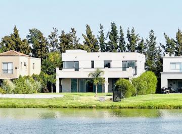 Casa · 264m² · 6 Ambientes · 2 Cocheras · Casa Moderna a La Laguna en La Comarca