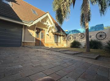 Casa · 250m² · 5 Ambientes · 3 Cocheras · Palomar en Venta Chalet 5 Ambientes 3 Baños Piscina Quincho Cochera Pasante F: 10969
